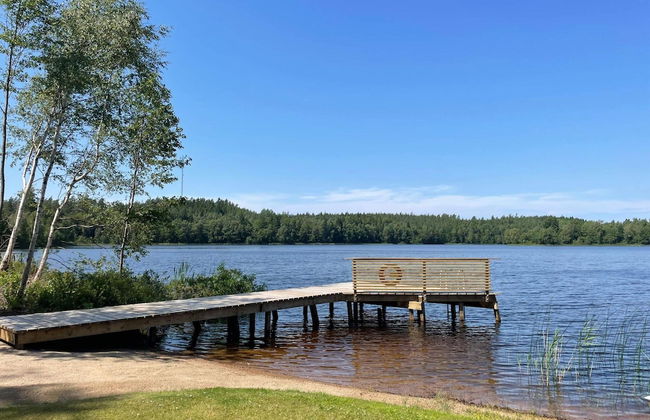 Bright Holiday House by the Lake - Photo 31