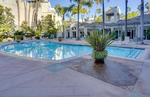 Serene Irvine Retreat with Heated Pool Access! - Foto 23