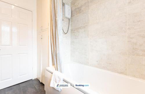 Newly Refurbished 2-Bedroom House in Manchester Ideal for Contractors with Free Parking & WiFi - Foto 4