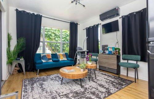 Serene Cottage Retreat Ideal for Couples & Solo Travelers - Photo 7