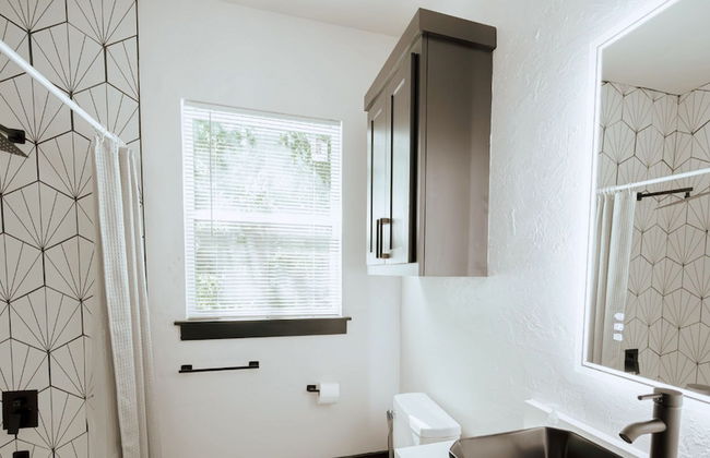 Cozy 6BR Home Near Plaza Dist -sleeps 15 - Photo 5