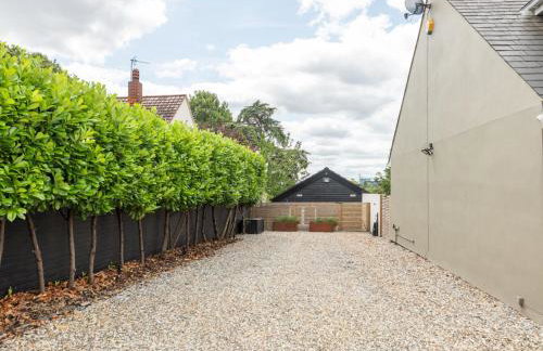 The Lodge - Elegant Comfort in a Peaceful Setting - Photo 36