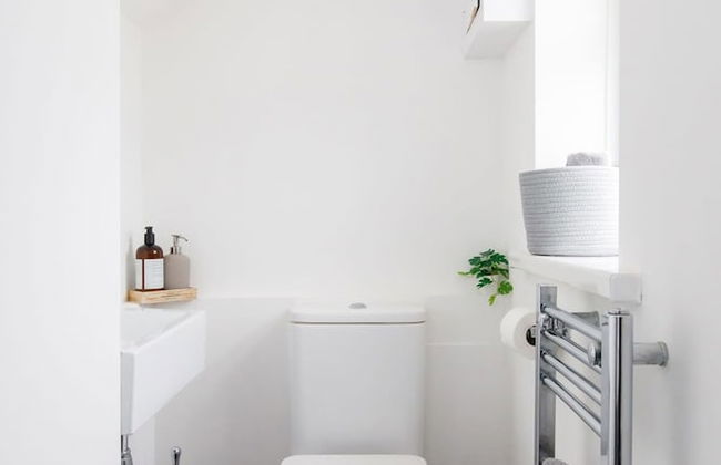 Bright Modern 4 br House 100 Metres From Beach - Photo 65