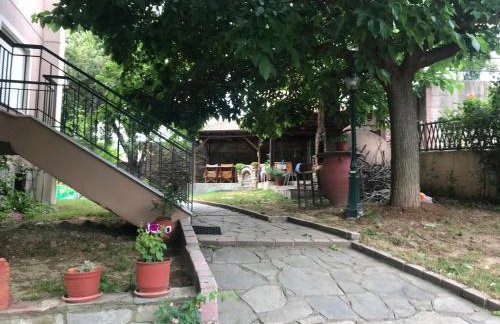 Angela House - Photo 14