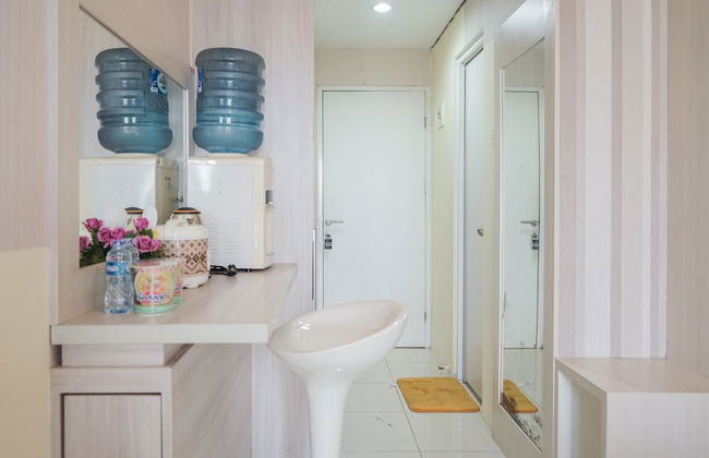 Minimalist and Stylish Studio Skylounge Tamansari Apartment By Travelio - Foto 10