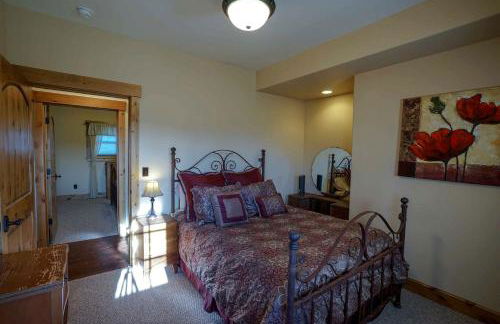 Scenic Mountain Cabin with Creekside Deck & Outdoor Fireplace near North Meadow Creek, Montana - Foto 22