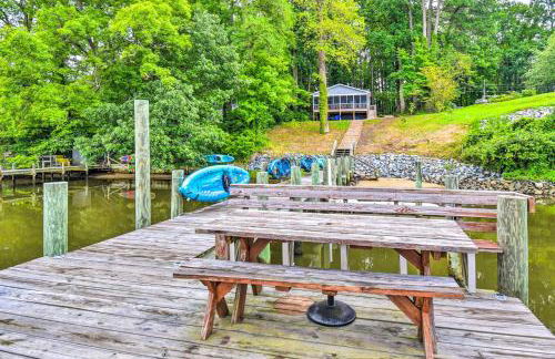 Relaxing Riverfront Cottage with Boat Dock! - Foto 24