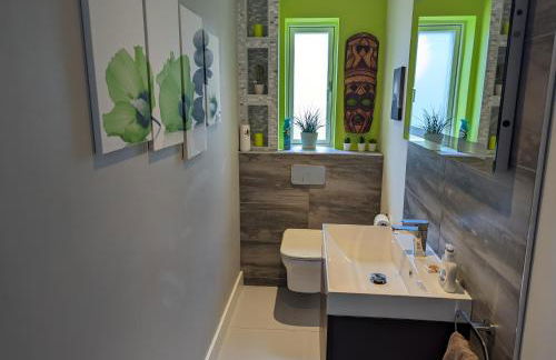 Unique, Spacious, Self-Built Eco Home with huge garden and movie room - Photo 38