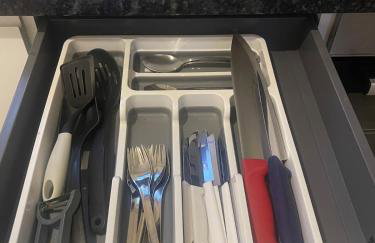 Eastcote London Retreat 3 min walk to Tube 30 min to central London , Free parking 3 cars, Private 1st Floor 2 Bedroom Suite 2 smart TVs with Fully Equipped Kitchen and Bathroom - Foto 20