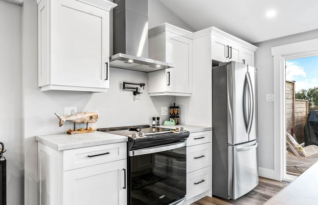 Cozy and Modern Oceanview Cottage With hot Tub - Photo 4