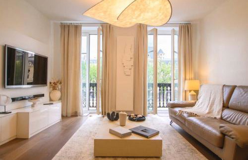 Two Bedroom Luxury Apartment - Balcony with View of Notre Dame - Photo 1