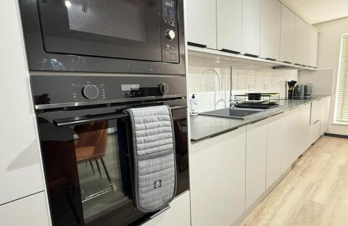 Elegant 2-Bed Apartment with AC, Sleeps 6, Free Parking, Netflix, WiFi, New build - Photo 3