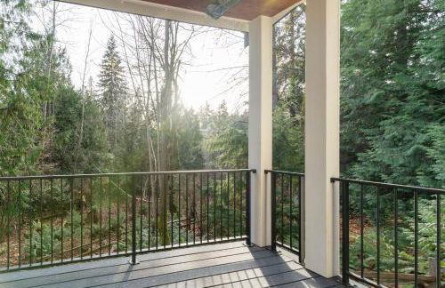 Elegant 3-Story House with Private Backyard in WA - Photo 2