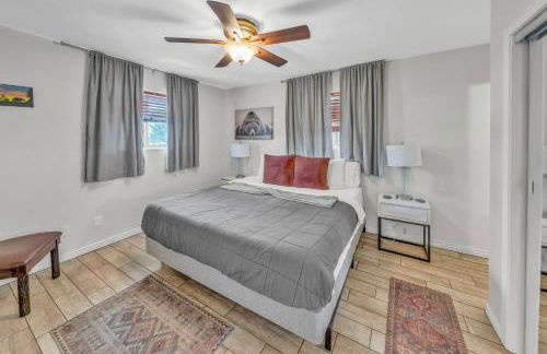 NEW! HUGE 5BR Mountain Views Game Room Hot Tub Lawn Games BBQ - Photo 36