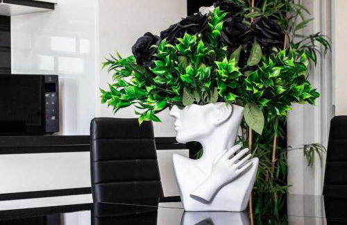 Black & White or Pop Art - Design Apartments with Parking & WiFi - Photo 5