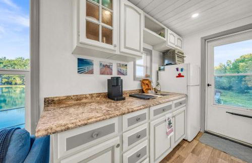 Tiny House Boat on a Tiny Lake Retreat - Foto 13