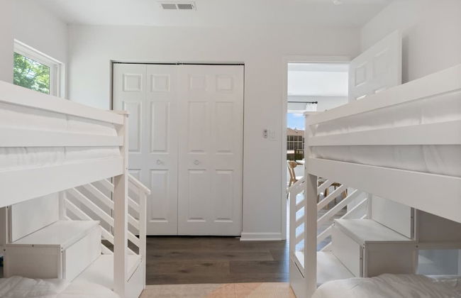 Luxury Waterfront Lakehouse With Private Dock Views - Photo 23