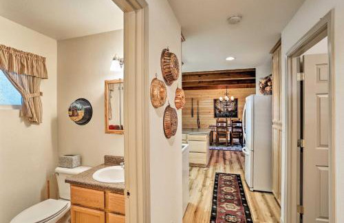 Cabin with Backyard Space - half Mi to Trinity Lake! - Foto 8