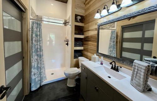 Romantic Cottage w Hot Tub & Views - Photo 12