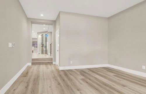 Luxe 5BR Home with Pool BBQNear Strip - Foto 24