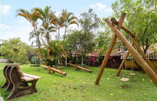 Piscina, jardim, área gourmet e vista arborizada - Foto 14