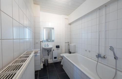 Monteurwohnung-mit-Terrasse-fuer-7-Personen-WLAN-TV-Kueche-Ahrensburg-Naehe-Hamburg-AGRP1204 - Photo 14