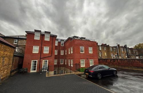 Luxury 1BR Modern Flat in London W7 with Terrace & Private Parking - Foto 11