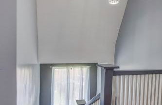 Spacious 5-BR House near Transit w Parking - Foto 21