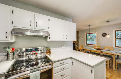 Creek View and Hot Tub Woodsy Maggie Valley Cottage - Foto 10