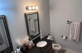 Cozy & Airy Retreat with Lots of Character - Foto 42