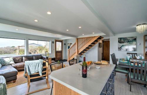 Coastal Retreat Deck, Ocean Views and Walk to Beach - Foto 1