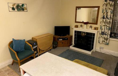 Cosy 2 Bedroom Apartment near Seafront - Photo 4