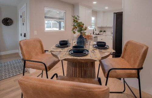 Folsom Old Town Escape • Cozy Cottage + Library - Foto 47