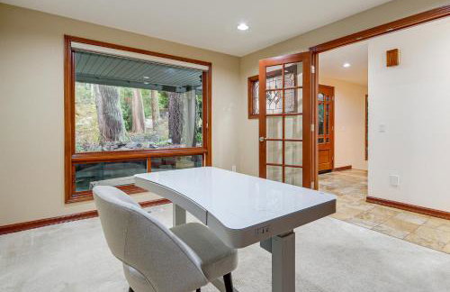 Lake-View Woodinville Retreat w/ Hot Tub + Theater - Foto 15