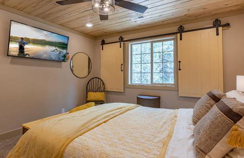 Uncle Chris Cabin by KABINO Air Conditioning Smart TVs Chefs Kitchen Spacious WiFi Grill Bills Island Reservoir Fishing - Foto 46