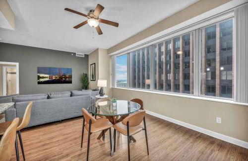 Luxury High-Rise w/ City View | Paid Parking | Gym - Photo 10