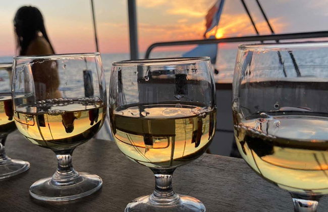 Passeio de catamarã ao entardecer - Foto 8