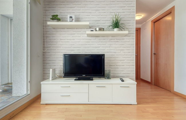 Charming Apartment With Patio - Photo 12