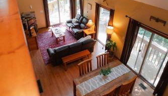 Cheerful Two Bdrm Cabin with Hot Tub & Pet Friendly - Foto 3