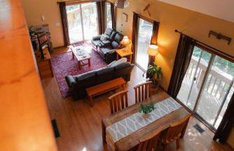Cheerful Two Bdrm Cabin with Hot Tub & Pet Friendly - Foto 3