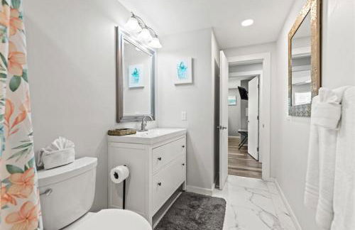 Sea Glass Dreams - Waterfront Pool Home, Mini Golf, Game Room, 110' Dock - Foto 22