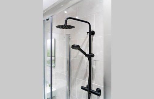 Cheerful 2 Bedroom Homely Apartment, Sleeps 4 Guest Comfy, 1x Double Bed, 2x Single Beds, Free Parking, Free WiFi, Suitable For Business, Leisure Guest, Contractors, QE Hospital, Glasgow, Near Airport & City Centre, Perfect For Common Wealth Games 2026 - Foto 24