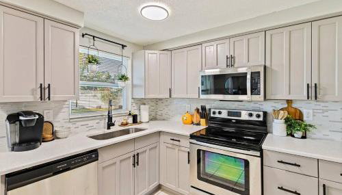 Right at Home Stays - Modern 2BR 2BA with Yard & Fireplace - Foto 3