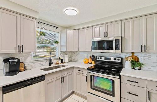 Right at Home Stays - Modern 2BR 2BA with Yard & Fireplace - Foto 3