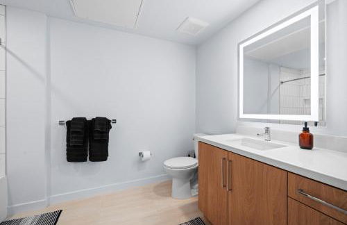 Modern 1BR LA l Workspace Pool Gym - Foto 9