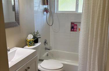 Bright 3 bedroom home with full kitchen, fenced backyard, sports court and free parking - Foto 24