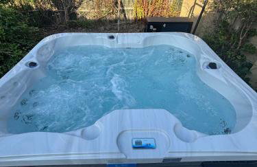 Hot Tub Free Parking 5 Bedroom Large Space - Photo 39