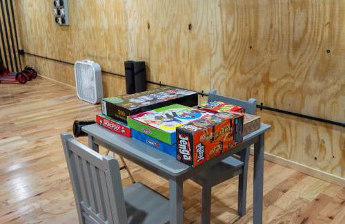 *NEW* Large Backyard ~ Game Room ~ Firepit ~ Lake - Foto 24