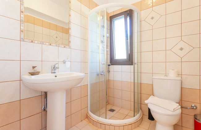 Villa Eufrosini Large Private Pool Walk to Beach Sea Views A C Wifi Car Not Required - 2301 - Foto 23