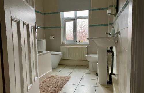 6BR Home with Parking Near Wolverhampton - Foto 14